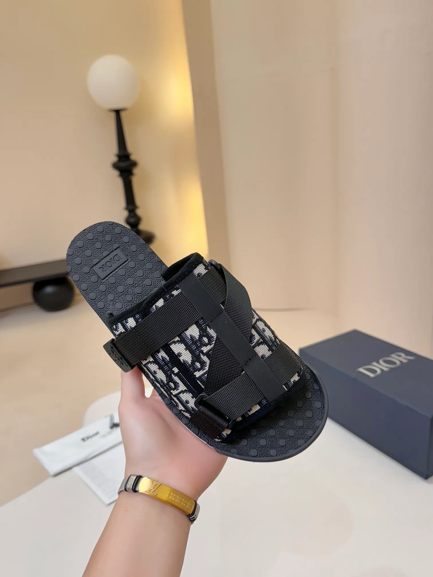 [Dior] P: 300💰 -Size: 38-46 Dior Dior D’s classic men’s slippers, high-end boutique, original material, pure cotton printed canvas upper, fine workmanship, super soft sole, casual, loose and comfortable, a must-have in summer!